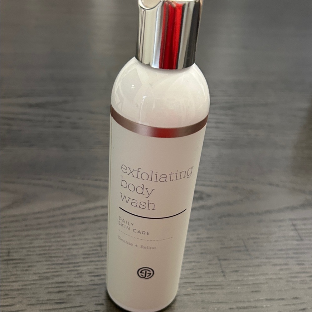 SJOLIE Exfoliating Body Wash